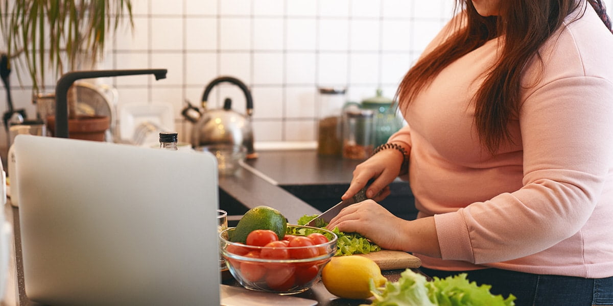 Mulher preparando salada fazendo tratamento para obesidade - site Dr. Rodrigo Barbosa cirurgião bariátrico e gastrocirurgião São Paulo - SP