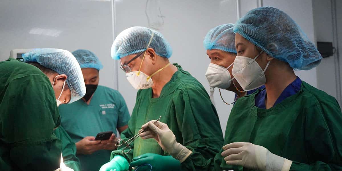 Equipe multidisciplinar fazendo um dos tipos de cirurgia bariátrica - site Dr. Rodrigo Barbosa cirurgião bariátrico e gastrocirurgião São Paulo - SP