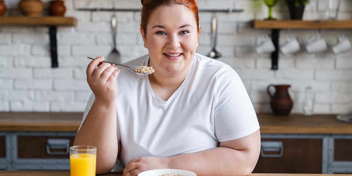 Mulher obesa comendo comida saudável - site Dr. Rodrigo Barbosa gastrocirurgião de São Paulo - SP
