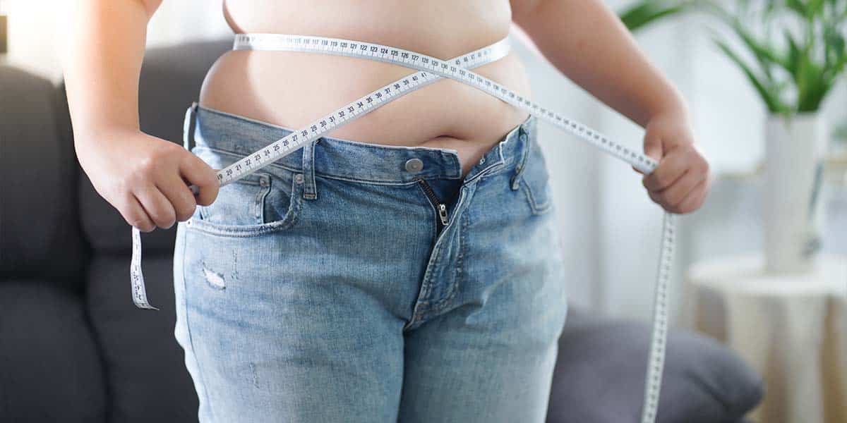 Mulher obesa medindo a cintura - site Dr. Rodrigo Barbosa gastrocirurgião de São Paulo - SP