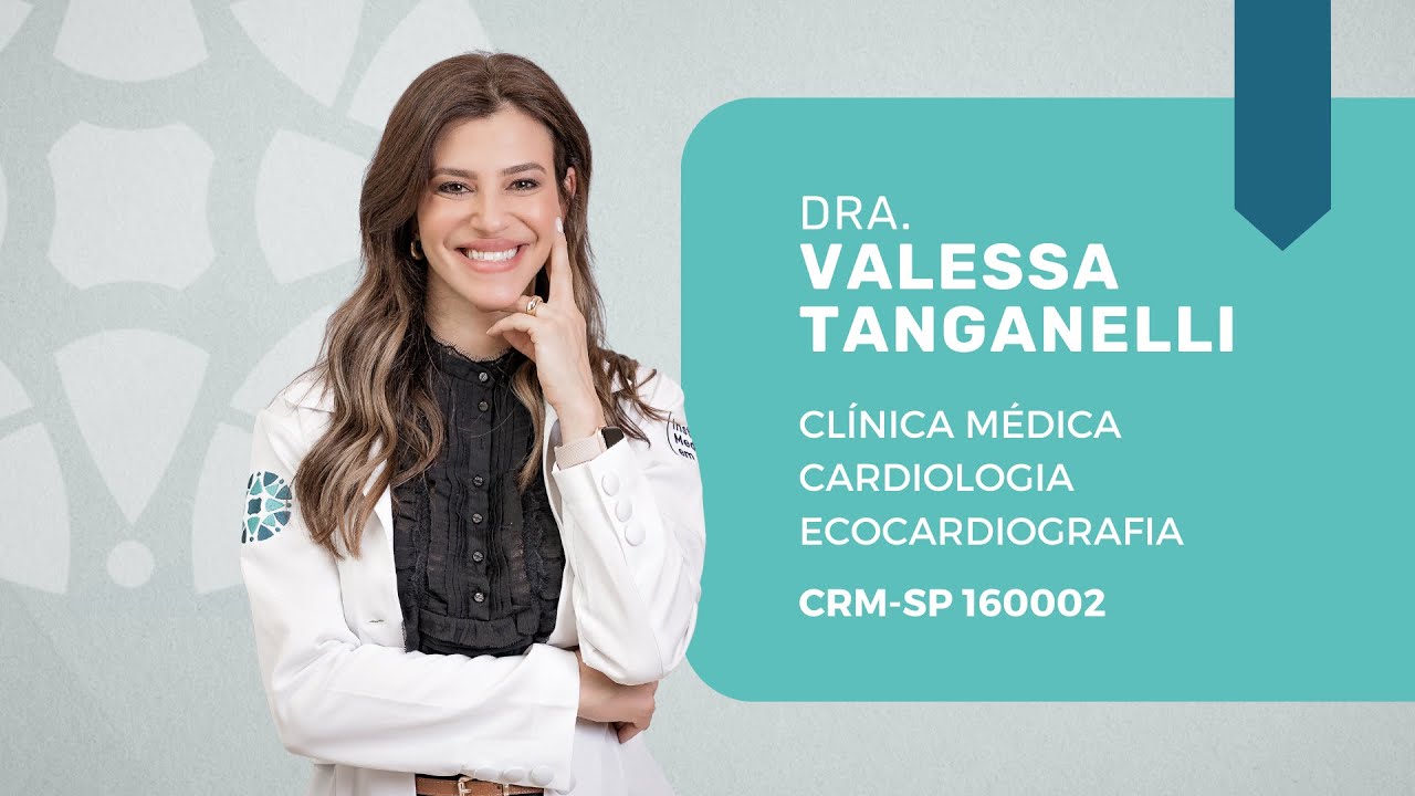 Cardiologista experiente realizando avaliação cardiológica para cirurgia bariátrica, emitindo laudo cardiológico essencial para garantir segurança no procedimento.