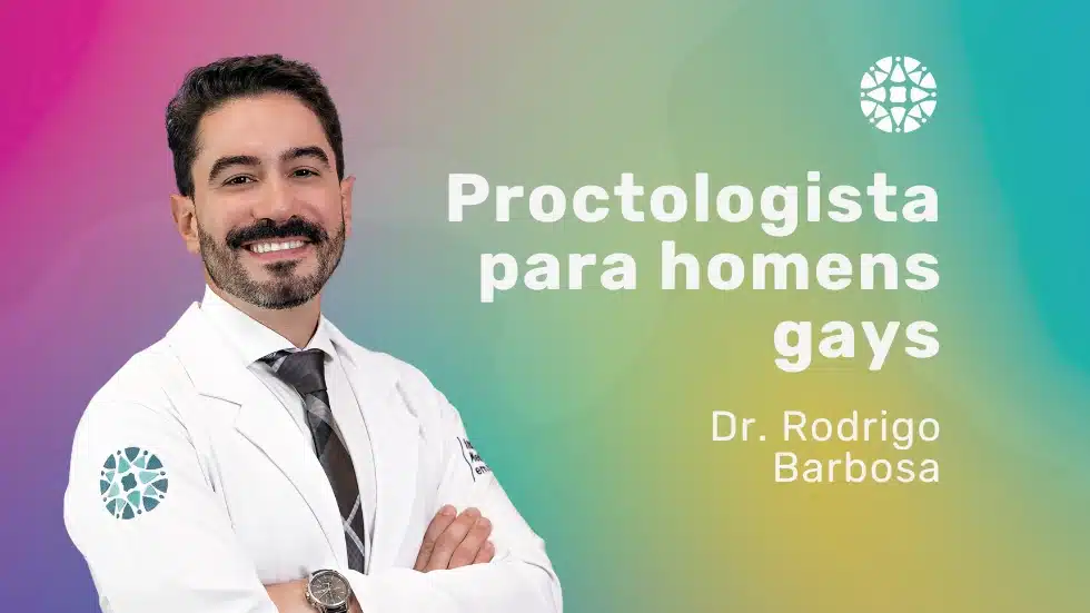 Proctologista para homens gays: cuidado sem tabu 4 Cirurgiao revisando exame proctologico com paciente em consultorio reservado.