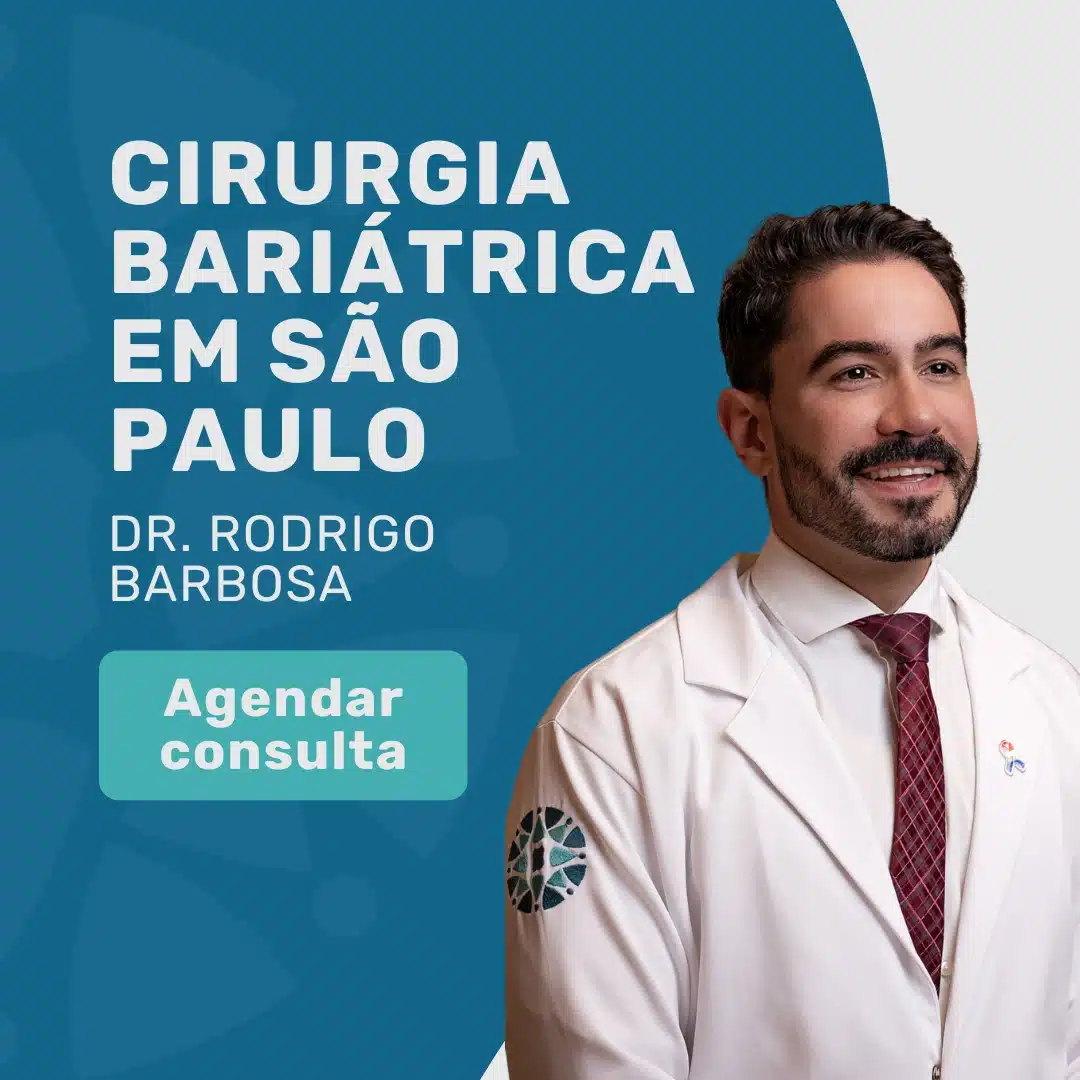O estômago cresce depois da bariátrica? Sleeve e bypass 2 Cirurgião do aparelho digestivo analisando exame endoscópico com paciente no consultório.