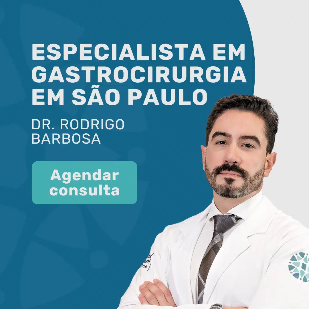 Tumor estromal gastrointestinal do estômago (GIST) 4 Cirurgião revisando exames de imagem do estômago com paciente em consultório