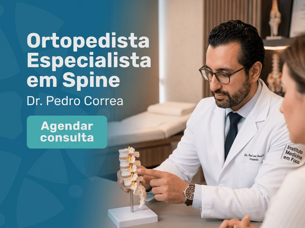 Ortopedista Especialista em Coluna em São Paulo 4 Ortopedista analisando ressonância magnética da coluna com paciente em consultório — ortopedista especialista em coluna