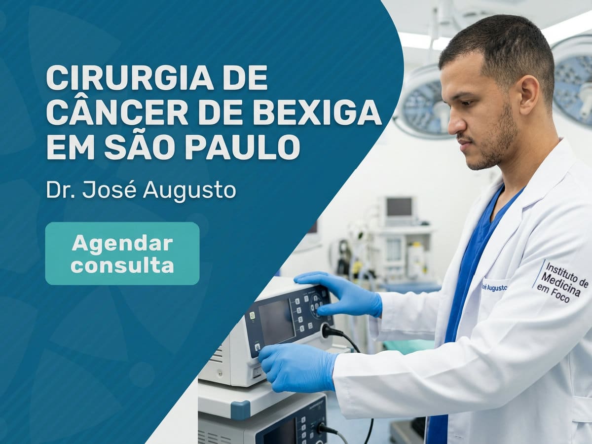 Cirurgia de Câncer de Bexiga em São Paulo, quando indicar? 2 Urologista revisando cistoscopia com paciente em consultório — Cirurgia de Câncer de Bexiga em São Paulo