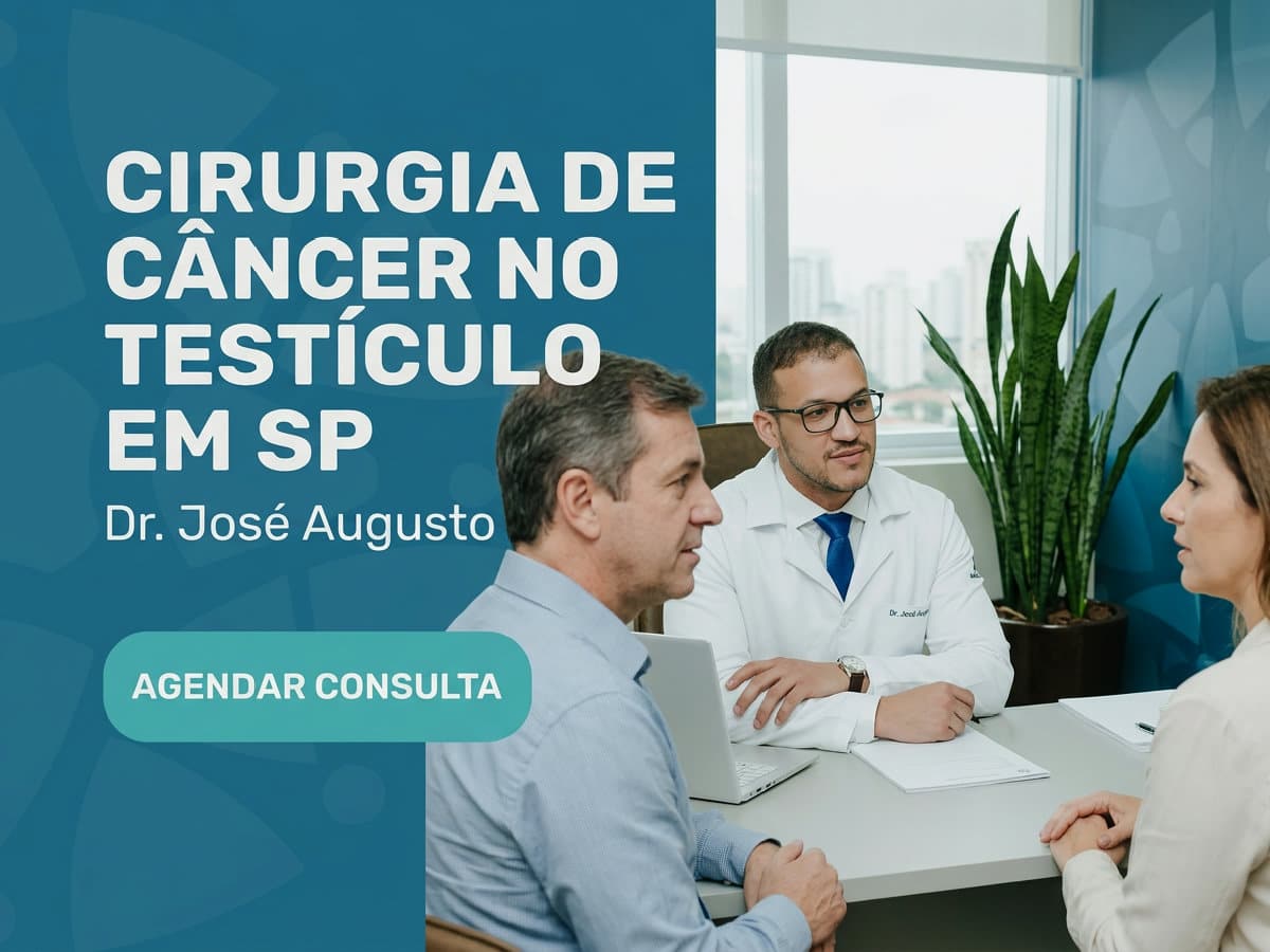 Cirurgia de câncer no testículo: operar quando? 2 Urologista revisando ultrassom de bolsa escrotal com paciente em consultório — Cirurgia de Câncer no Testículo em SP