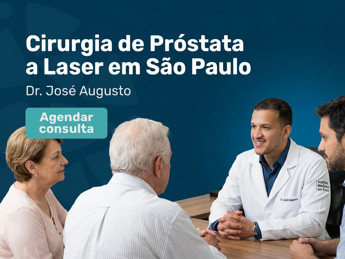 Cirurgia de Próstata a Laser em São Paulo vale a pena? 4 Urologista revisa exame de próstata com paciente em consultório — Cirurgia de Próstata a Laser em São Paulo