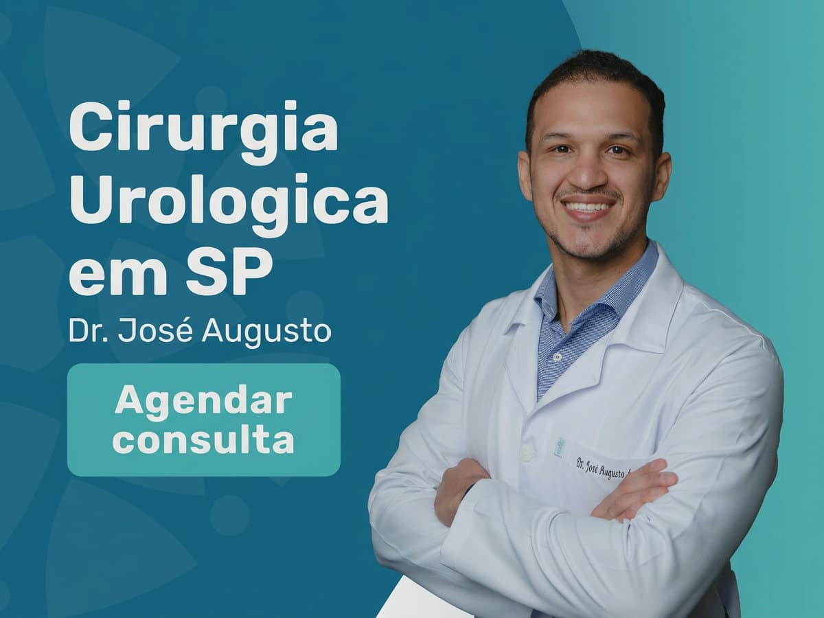 Cirurgia urológica em SP exige acompanhamento até quando? 4 Urologista analisando exame de imagem com paciente durante avaliação em consultório — cirurgia urológica em SP