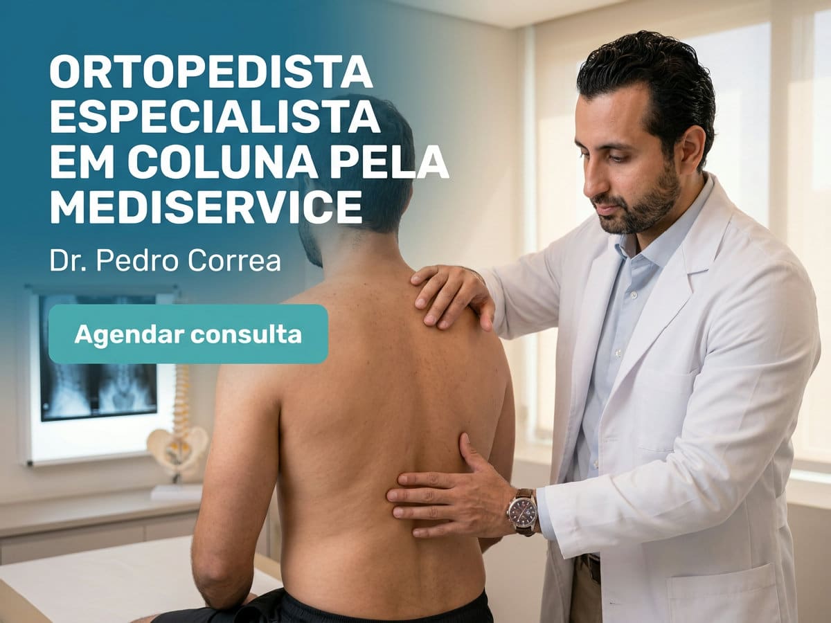 Ortopedista Especialista em Coluna pela Mediservice SP 4 Cirurgião de colun revisando ressonanci com paciente em consultorio — ortopedist especialist em colun pel mediservice