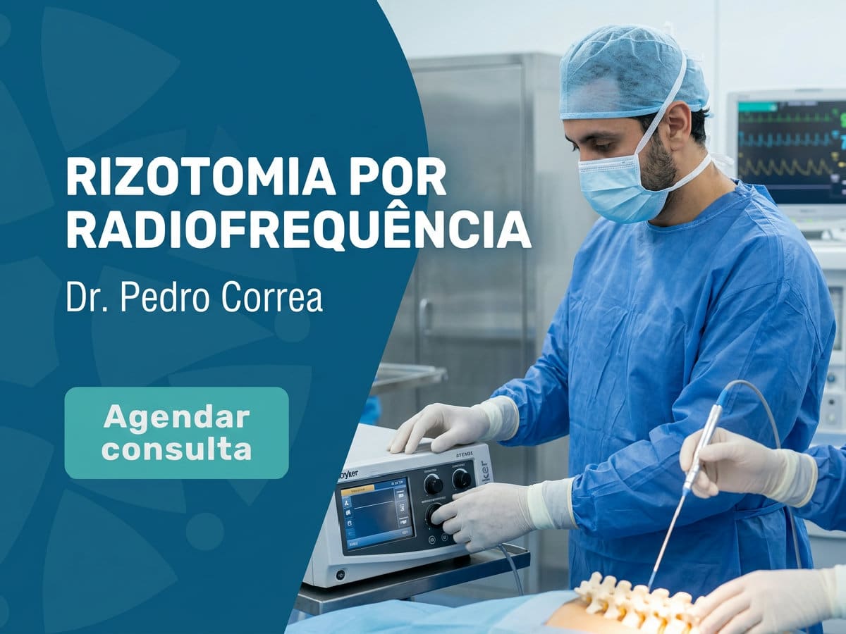 Rizotomia por radiofrequência: CRM, RQE ou só fama? 2 Médico avali exame de imagem d colun com paciente em consultório. — rizotomi por radiofrequênci