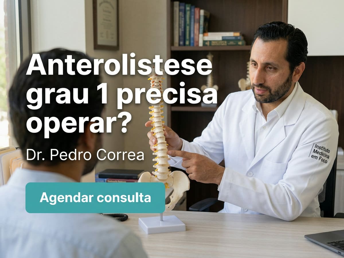 Anterolistese Grau 1 Precisa Operar? | Dr. Pedro Correa 4 Ortopedista analisando radiografia da coluna com paciente no consultório — anterolistese grau 1 precisa operar?
