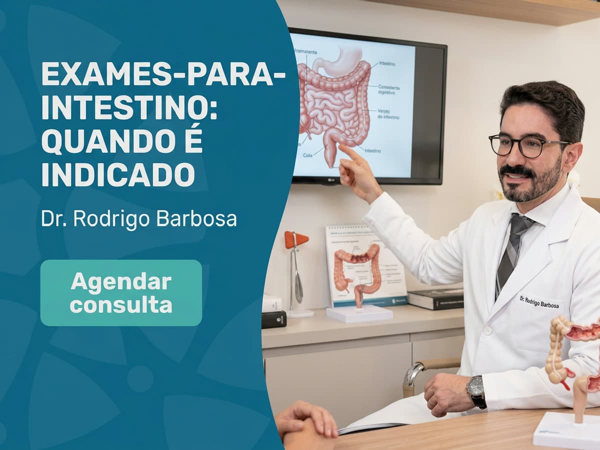 Exames-para-intestino: Quando É Indicado 4 Cirurgião do aparelho digestivo orientando paciente antes da colonoscopia no consultório — exames-para-intestino