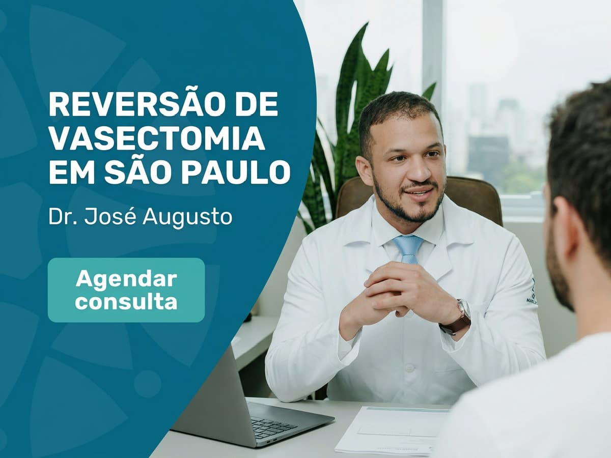 Reversão de Vasectomia em São Paulo | Dr. José Augusto 4 Urologist revisando exames de fertilidade com paciente em consultório — Reversão de Vasectomi em São Paulo