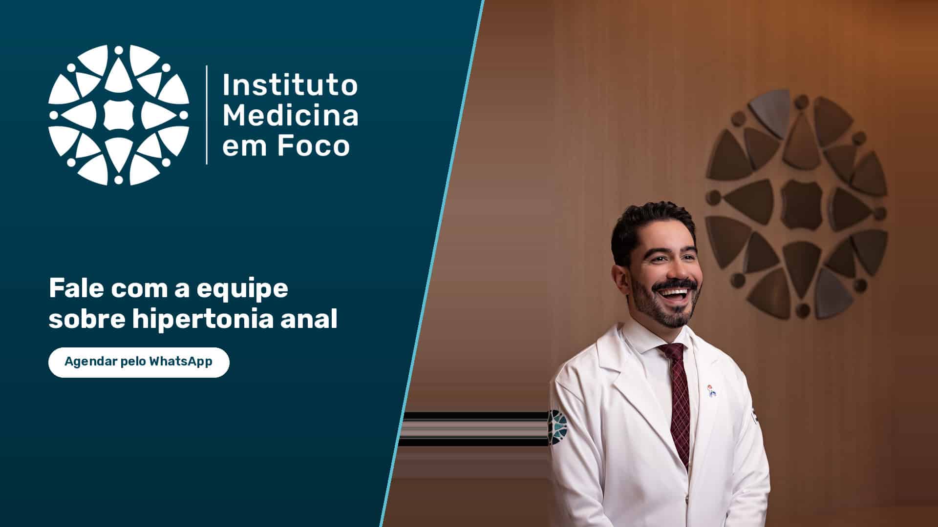 Hipertonia Anal: Como Tratar em 5 Etapas 4 Cirurgião coloproctologista durante consulta de avaliação proctológica com paciente — hipertonia anal