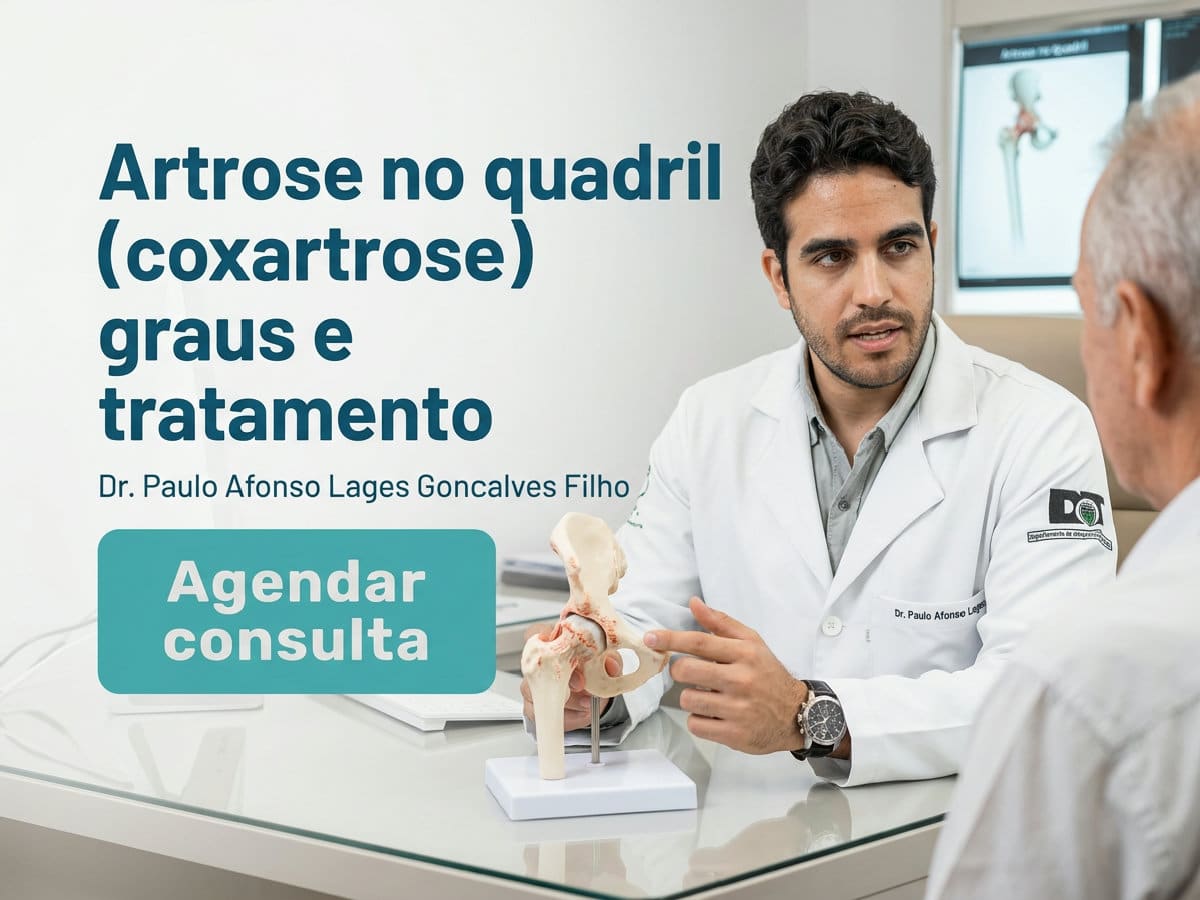 Artrose no quadril: graus e tratamento | Dr. Paulo Afonso 2 Ortopedista analisando radiografia de bacia com paciente no consultório — artrose no quadril (coxartrose) graus e tratamento