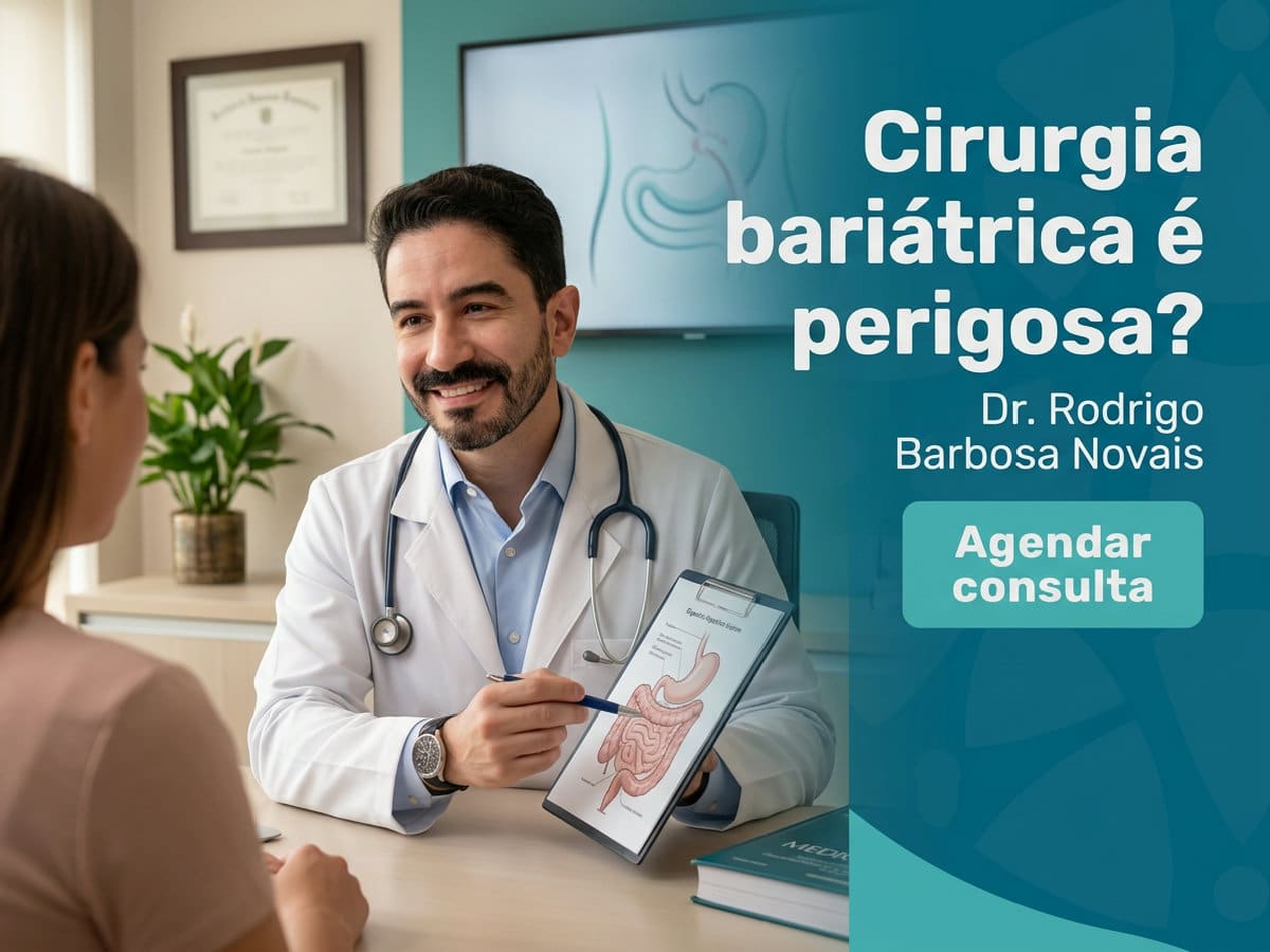 É perigosa? O que dizem os dados sobre a bariátrica 4 Cirurgião em consulta revisando o plano de tratamento com paciente — cirurgia bariátrica é perigosa?