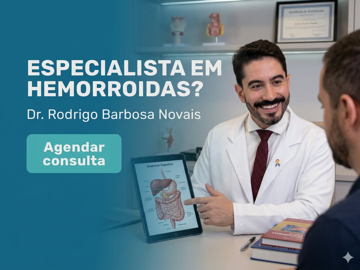 Especialista em Hemorroidas em São Paulo (SP) | 2026 4 Cirurgião realizando avaliação proctológica em consultório — especialista em hemorroidas