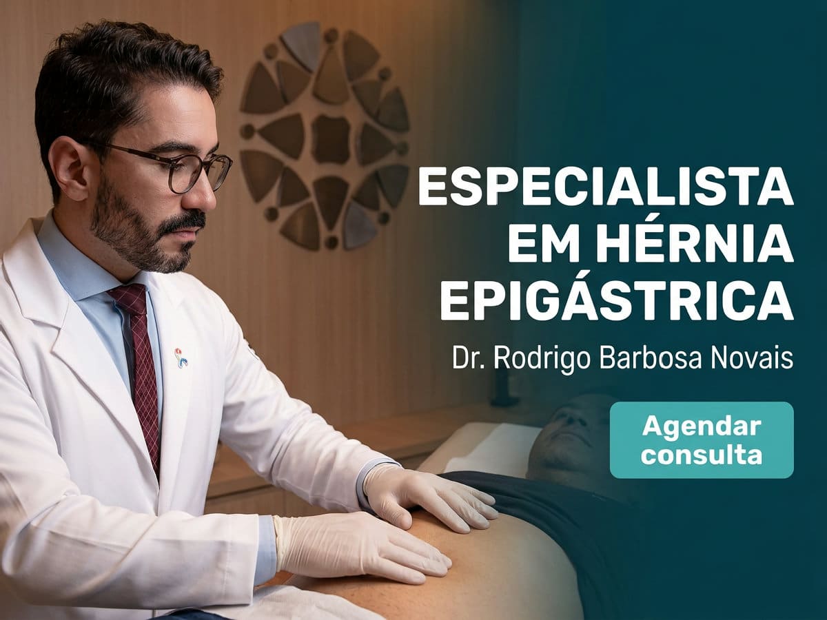 Especialista em Hérnia Epigástrica 4 Cirurgião examinando a parede abdominal de paciente em consultório — Especialista em Hérnia Epigástrica