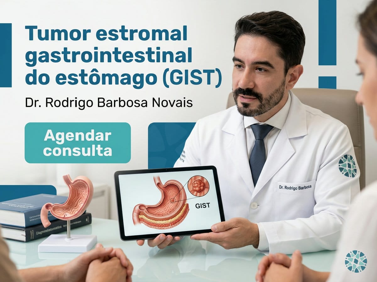 Tumor estromal gastrointestinal do estômago (GIST) 4 Cirurgião analisa exame de endoscopia com paciente no consultório — Tumor estromal gastrointestinal do estômago (GIST)