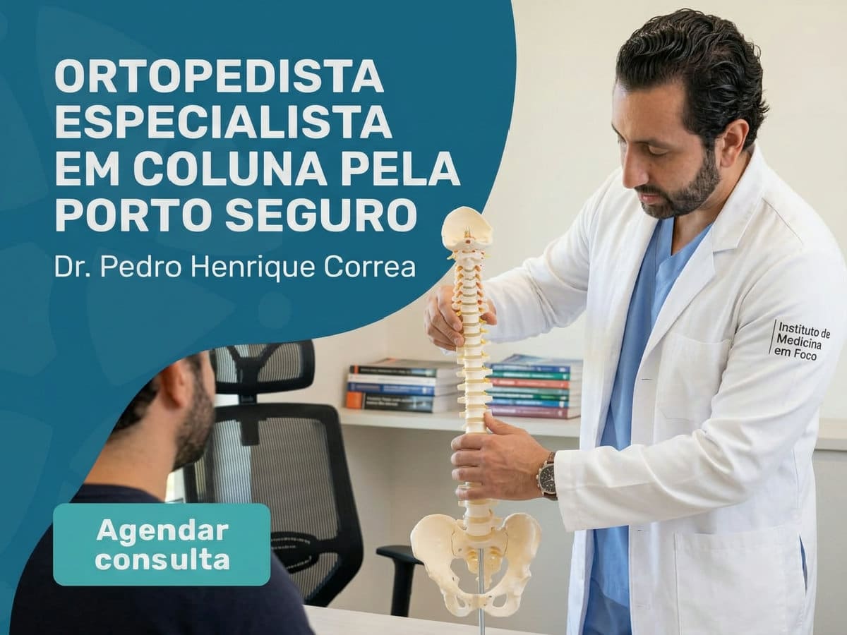Ortopedista de Coluna pela Porto Seguro em São Paulo 4 Cirurgião de coluna revisando ressonância com paciente em consultório. — ortopedista especialista em coluna pela porto seguro